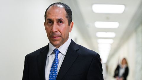 Jeffrey Epsteinil oli kaks võtmeabilist – miks nad ikka veel tema raha ja saladusi kontrollivad?