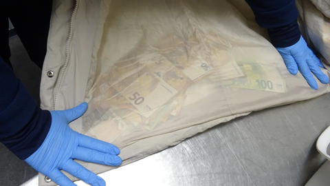 FOTOD ⟩ Narva piiripunktis vahele jäänud naine üritas mantlisse peidetud sularaha Venemaale smugeldada