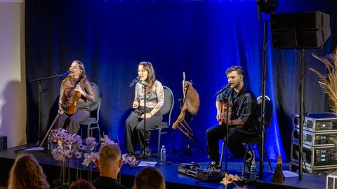 GALERII JA VIDEO ⟩ Frederik Küüts tõi Sadu uhiuue kavaga Vändra publiku ette