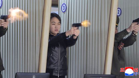FOTOD ⟩ Põhja-Korea diktaator katsetas koos troonipärijaga uut relva