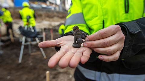 FOTOD ⟩ Arheoloogid saavad Rävala puiestee alt rikkaliku saagi