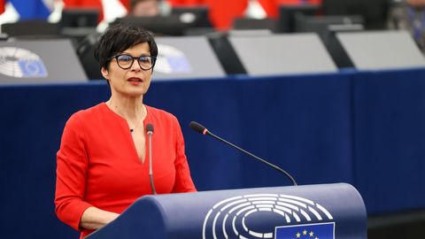 ÜLEVAADE ⟩ Sloveenia valimiskeeris paiskas esile süüdistuse eurovoliniku sotsialismiaja nuhitöös