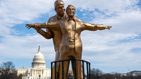 ŠOKK ⟩ Washingtonis püstitati kõrge skulptuur Trumpist ja Epsteinist Titanicul