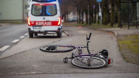 Alaealine jalgrattur jäi Pirital auto alla