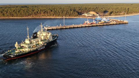 Liivi lahel tööd rassiv jäämurdja Tarmo sildus Saaremaal