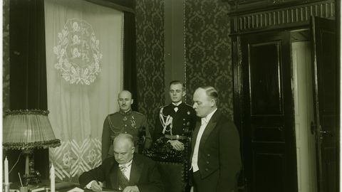 AJALUGU ⟩ Sotsialistid ja vabadussõjalased Eesti demokraatia rusude all