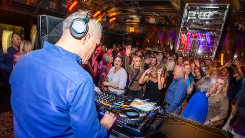 PEOGALERII ⟩ Korralik möll! Mart Mardisalu astus Telliskivi lokaalis Gläm DJ puldi taha