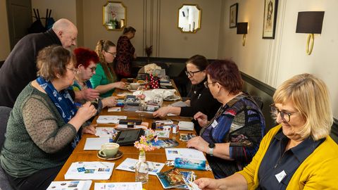 Eesti postcrossingu liige sukeldus järve, et vee alt postkaart saata