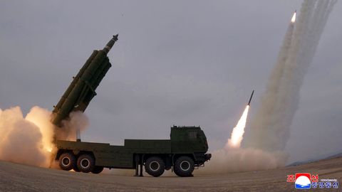 Põhja-Korea katsetas tuumavõimekusega mitmikraketiheitjaid