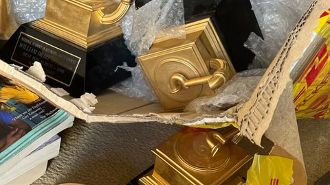 KATASTROOF ⟩ Kolm Grammyt võitnud artist tellis auhinnad postiga koju: pakki avades vaatas vastu kurb vaatepilt