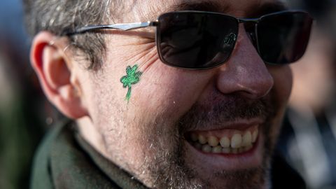 FOTOD JA VIDEO ⟩ Lähenevat Iirimaa rahvuspüha tähistati rongkäiguga