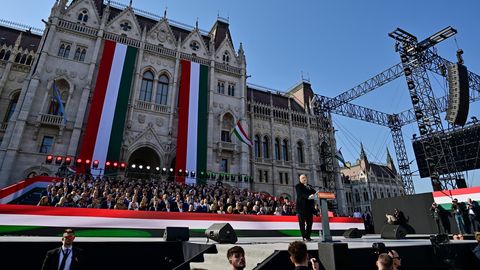 Orbáni toetajad kogunesid Ungaris valimiseelsele meeleavaldusele