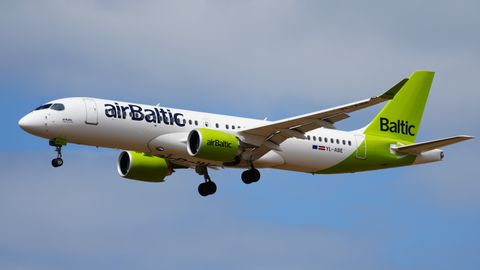 KAHJU MILJONITES ⟩ airBaltic kaotas ebatavalisel põhjusel moodsa lennuki