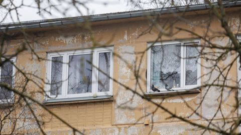 FOTOD ⟩ Kriminalistide töö Jõhvis kahtlustatava surmapaigal on lõppenud