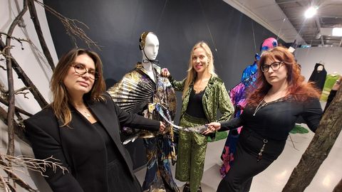 VIDEOLUGU ⟩ «Käsumoodi ei ole ammu enam.» Moenäitus Võrumaa muuseumis vaatleb rõivaid kui maastikku