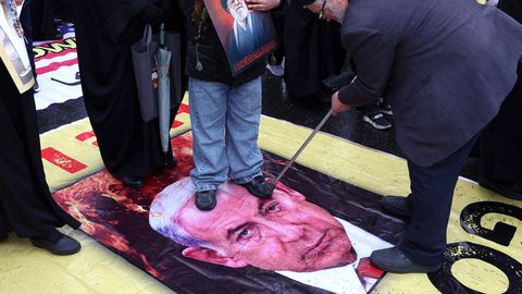 VIDEO ⟩ Netanyahu lükkas naljatledes ümber Iraani meedias levinud jutud oma surmast