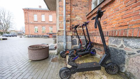 VIDEO ⟩ Politsei otsus noorukid elektrisõidukilt maha kupatada lõi teismeliste ringkonnad kihama