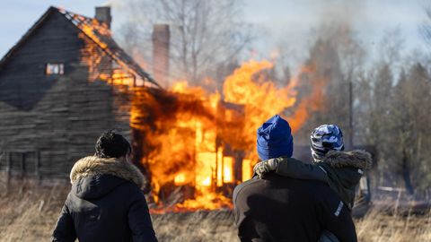 VIDEOD ⟩ Vana puumaja põles päästjate pilgu all tuhaks