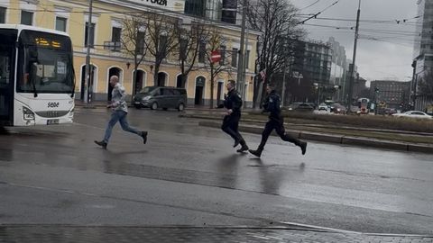 VIDEO ⟩ Politseinikud püüdsid Viru ringil ennast ohustanud mehe kinni ja viisid kainestusmajja