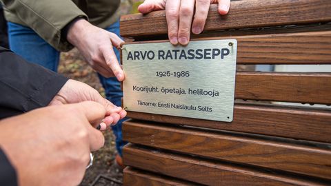 FOTOD ⟩ Tallinna lauluväljakul avati koorijuhile ja heliloojale mälestuspink