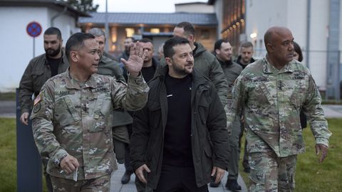 PIINLIK PALJASTUS ⟩ Ukrainasse saadetud USA kindral unustas salastatud kaardid rongi ja käis purjuspäi kolm korda pikali