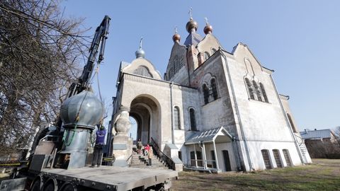 Kiriku tornikuplid sõitsid Pärnusse meistrite hoole alla