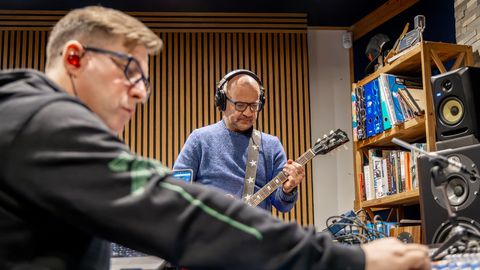 PIILU STUUDIOSSE ⟩ Pärnu unistuste bänd sepistab raadiohitti