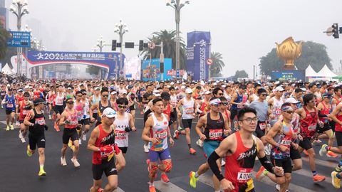 VIDEO ⟩ Maratoni võitja takistamine vahetult enne finišit läks kohtunikule kalliks maksma