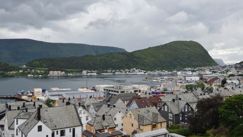 Norras kontrollimatult lõõmava maastikupõlengu teelt evakueeriti sadakond majapidamist