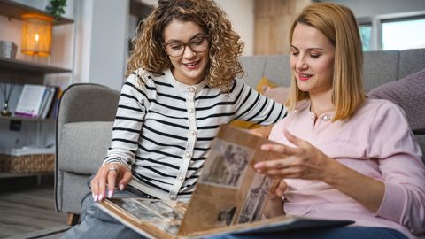 30 aastat hiljem avanenud silmad: naine märkas oma vanal peopildil detaili, mis võtab sõnatuks