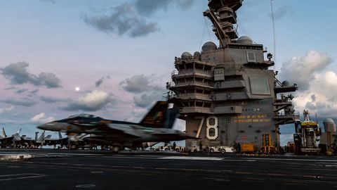 Tulekahju, ummistunud vetsupotid ja motivatsioonikriis: USA suurim sõjalaev taandub Punaselt merelt
