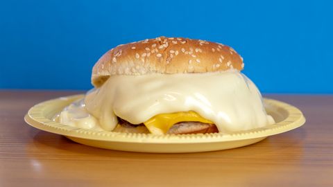 «Eesti toit solvab mind!» Eestlane küsis, mida arvavad meie naabrid lägaburgerist: vastused võtavad naerust õhku ahmima