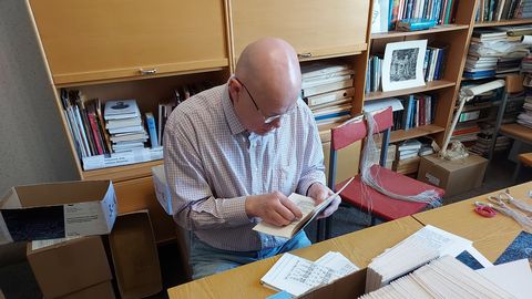 Esimeste aabitsate äsja ilmunud faksiimiled vajasid kirjastamisel nõela ja niiti