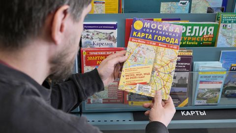 TAGASI TULEVIKKU? ⟩ Internetikatkestuste tõttu ostavad venemaalased massiliselt paberkaarte ja piipareid