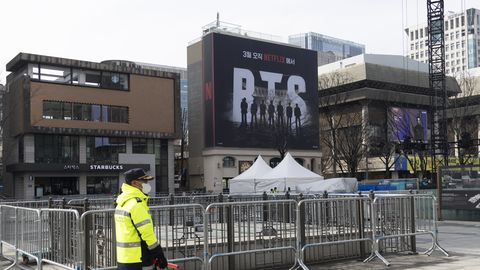 Sajad tuhanded jooksevad tormi: Lõuna-Korea tõstis enne poistebändi naasmist terrorismiohu taset