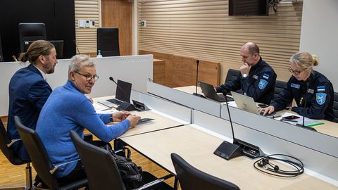 FOTOD KOHTUST ⟩ «Õue minnes oli politsei juba kohal.» ENSV lipu heiskamine lõppes Jaak Valge jaoks kopsaka rahatrahviga