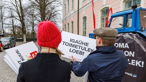 FOTOD ⟩ Põllumehed tulid traktoritega riigikogu ette
