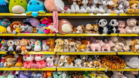 VAATA ⟩ Mänguasi hakkas riiulis liigutama? Lennujaama kingipoes tehti kummaline avastus