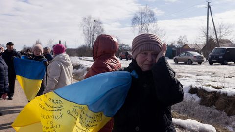 PISARAIS VASTUVÕTT ⟩ Sajad inimesed tervitavad tee ääres koju jõudvaid vabastatud Ukraina sõjavange