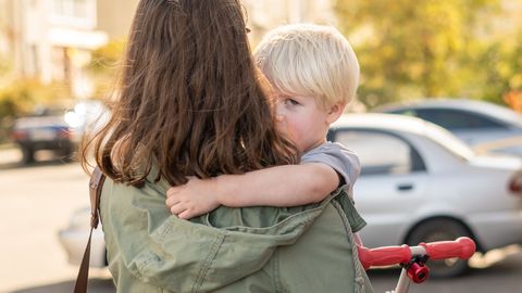 Tuhanded võlgnikud, miljonid eurod: elatisraha maksmisest hoiduvad isad teevad Eesti emadele haiget