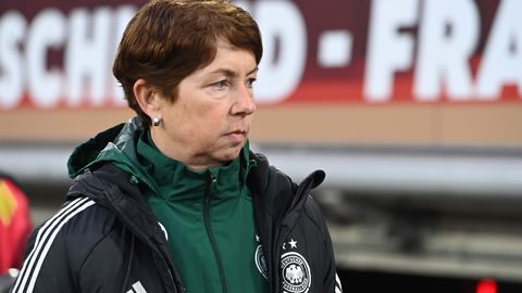 Uue reegli järgi peavad jalgpallinaiskondadel olema naistreenerid