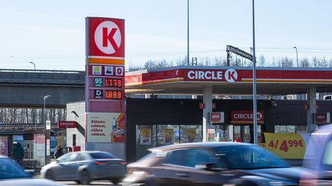 FOTOD ⟩ Odavam kütus ajas tallinlased tanklasse järjekorda, kanistridki löödi täis