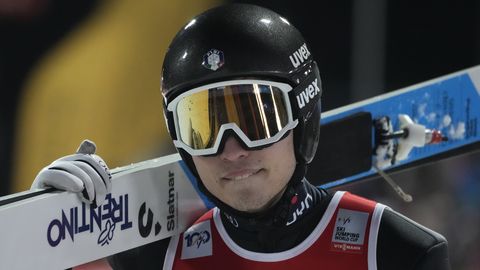 VIDEO ⟩ Itaalia suusahüppaja kukkus Vikersundi lennumäel väga võikalt