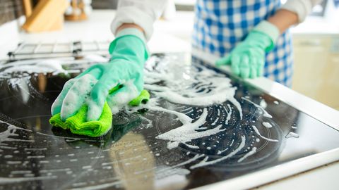 Hüvasti kõrbenud mustus! Lihtne kodune vahend teeb pliidiplaadi paari minutiga puhtaks