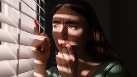 «Miski sunnib mind peatuma. Akna tagant vahib mind kahvatu nägu»