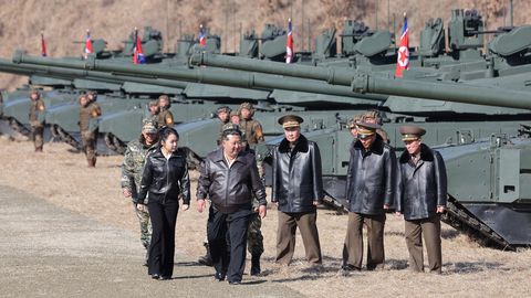 VIDEO ⟩ Kim Jong-un katsetas koos tütrega uut lahingutanki