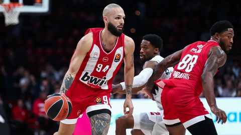 VIDEO ⟩ Mängu ajal pealtvaatajatega tülitsenud korvpallur ja peatreener said karistada