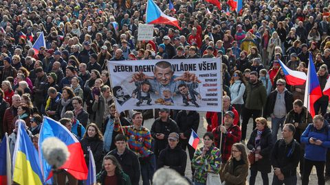 Sajad tuhanded tšehhid avaldavad meelt valitsuse Vene-sõbralike seaduste vastu