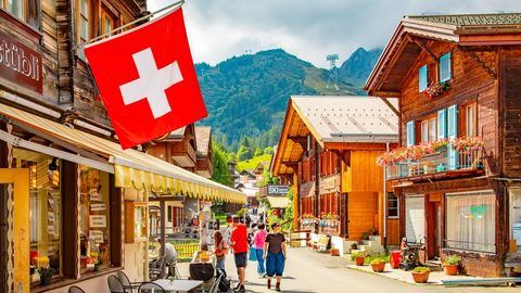 See imekaunis Šveitsi linn maksab sulle ligi 28 000 eurot, et sinna koliksid – aga üks tingimus paneb enamiku sellest loobuma