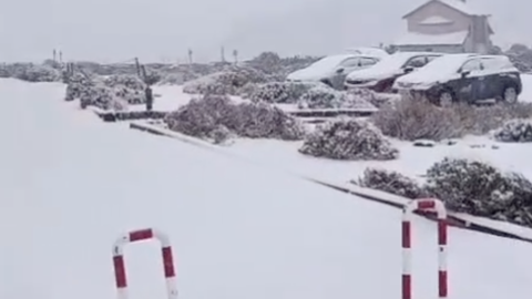 VIDEOD ⟩ Päikesesaarest sai lumeparadiis: turistide lemmikpaik Tenerife mattus ootamatult lume alla